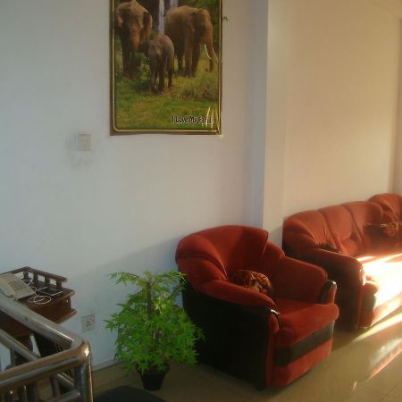 Down Town Hotel Ponnarankulama Extérieur photo