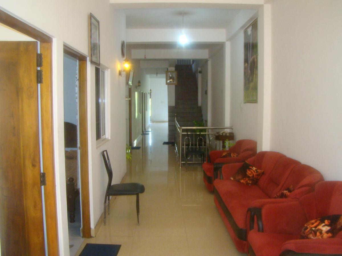 Down Town Hotel Ponnarankulama Extérieur photo