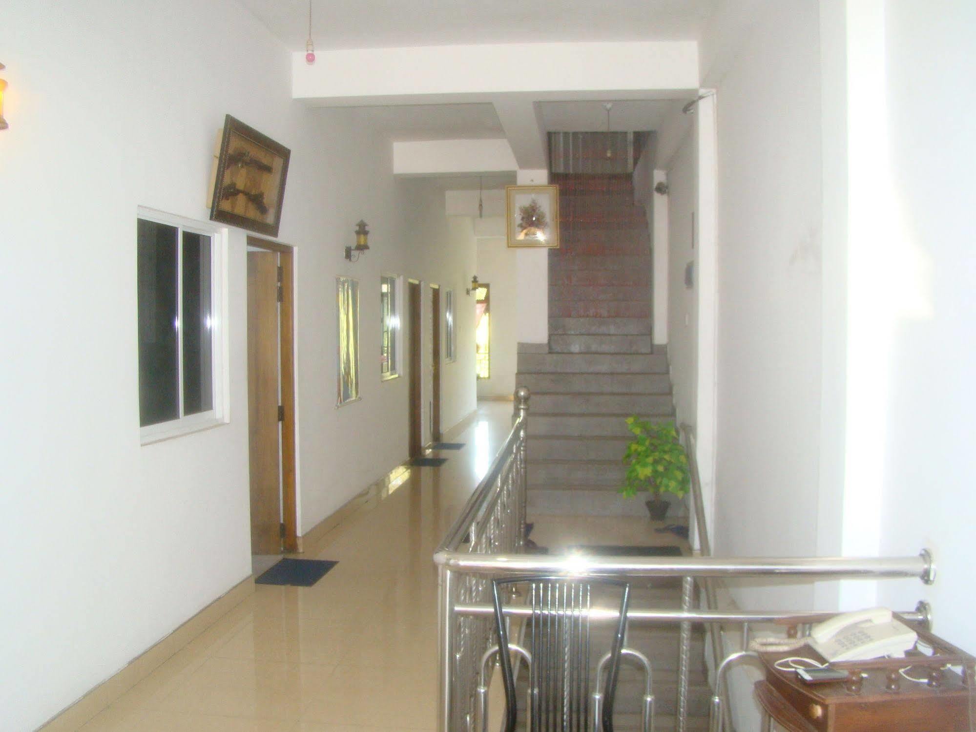 Down Town Hotel Ponnarankulama Extérieur photo